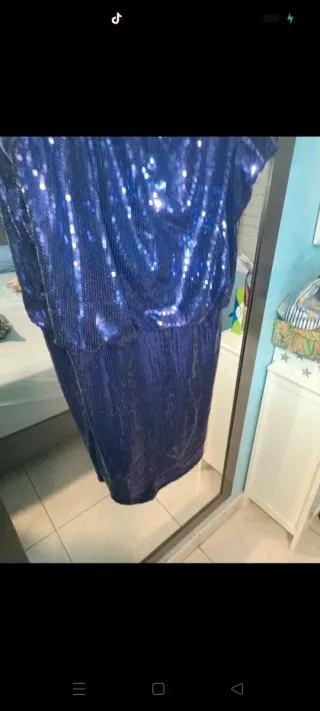 Vestido fiesta lentejuelas Naf Naf morado.