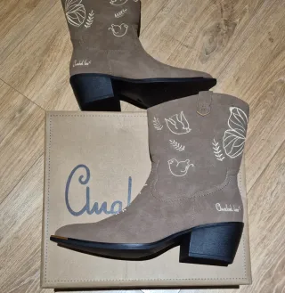 Botas Anabel Lee Talla 41 Beige con Bordados