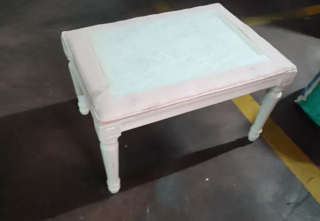 Taburete reposapiés estilo francês rosa vintage