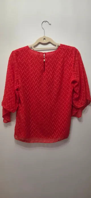 Blusa YAS roja con textura