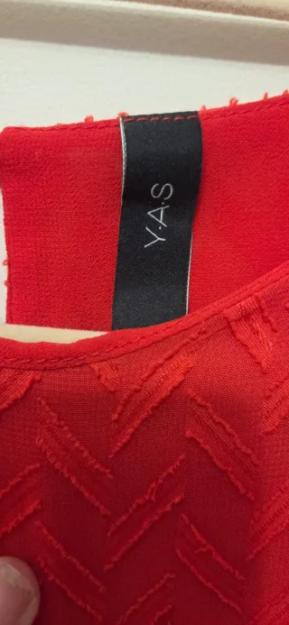 Blusa YAS roja con textura
