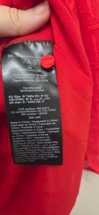 Blusa YAS roja con textura