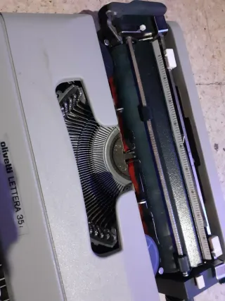 Máquina de escribir Olivetti Lettera 35