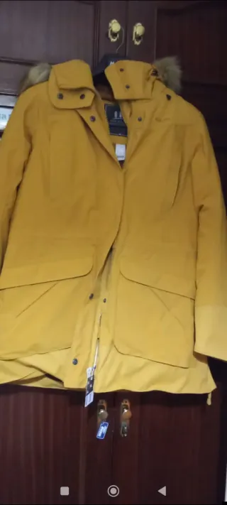 Chaquetón amarillo con capucha y pelo