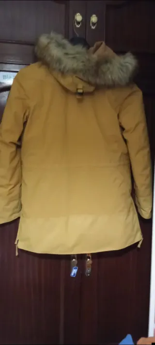 Chaquetón amarillo con capucha y pelo