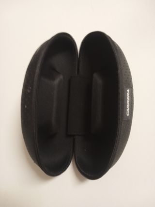 Funda de gafas rígida negra Carrera