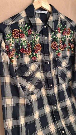 REBAJADA HOY! Camisa Zara cuadros bordada pedrería