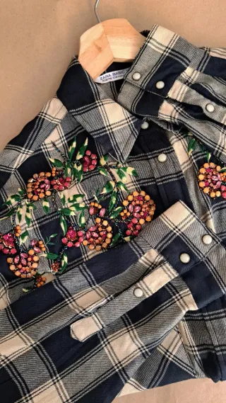 REBAJADA HOY! Camisa Zara cuadros bordada pedrería