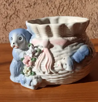 Fioriera in ceramica con cani e fiori