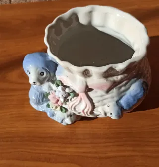 Fioriera in ceramica con cani e fiori