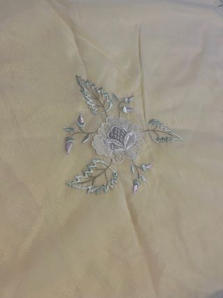 Copriletto giallo con fiori ricamati