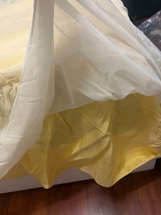 Copriletto giallo con fiori ricamati