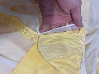 Copriletto giallo con fiori ricamati