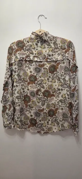 Blusa estampada con volantes