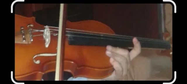 Violín de madera  en perfecto estado.