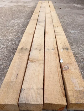 Listones, vigas, puntales de madera