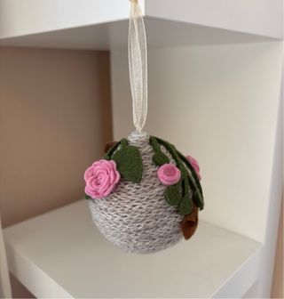 Pallina Natalizia Fatta a Mano con Rose