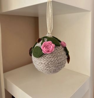 Pallina Natalizia Fatta a Mano con Rose