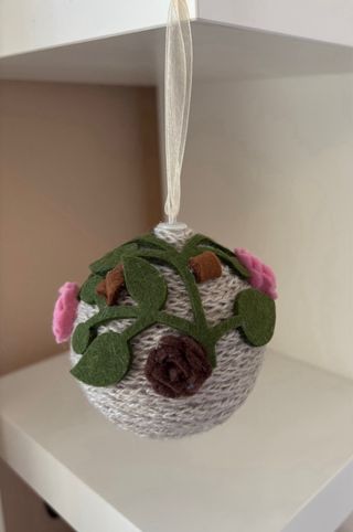 Pallina Natalizia Fatta a Mano con Rose