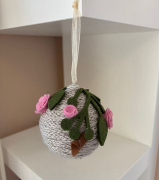 Pallina Natalizia Fatta a Mano con Rose