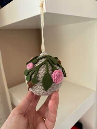 Pallina Natalizia Fatta a Mano con Rose