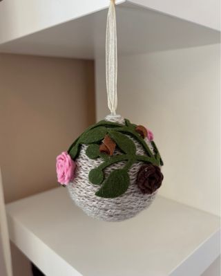 Pallina Natalizia Fatta a Mano con Rose