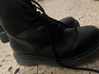 Botas negras con cordones