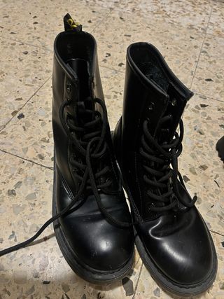 Botas negras con cordones