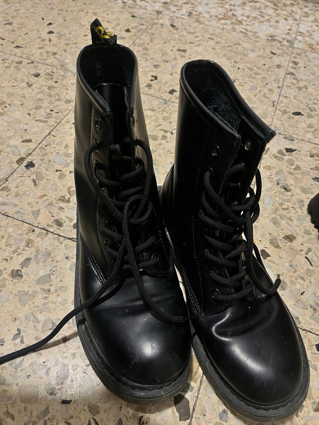 Botas negras con cordones