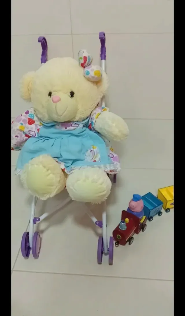 Oso con passeggino e treno giocattolo