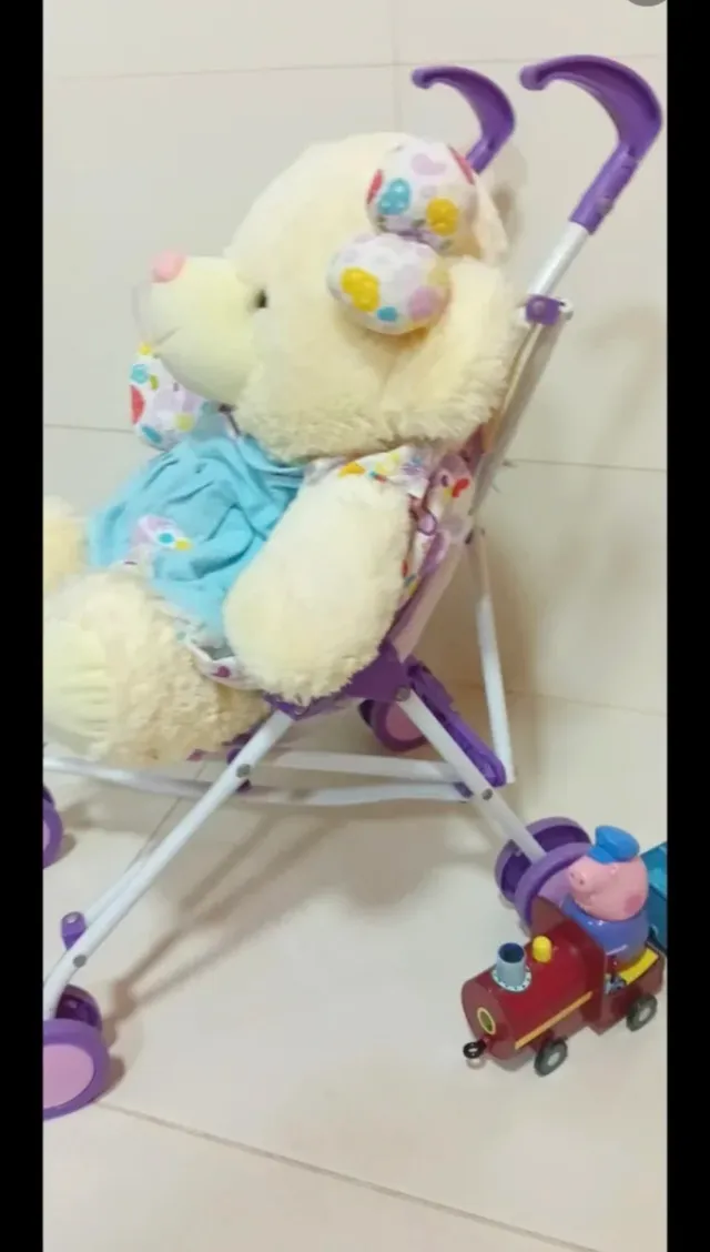 Oso con passeggino e treno giocattolo