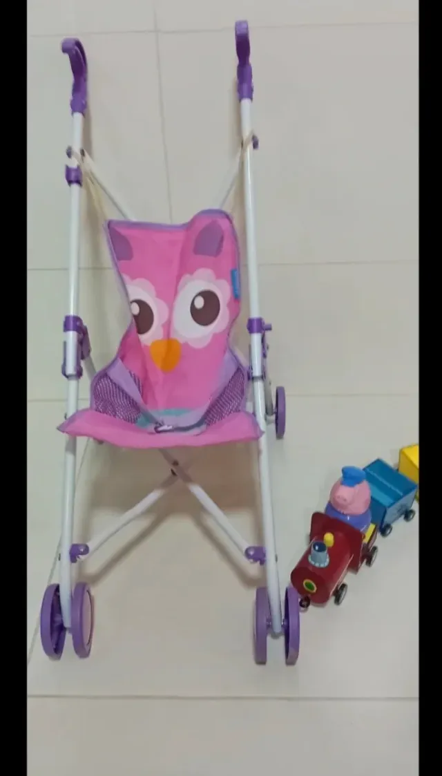 Oso con passeggino e treno giocattolo