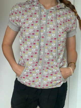 Sudadera gris con cremallera y corazones