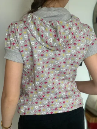 Sudadera gris con cremallera y corazones