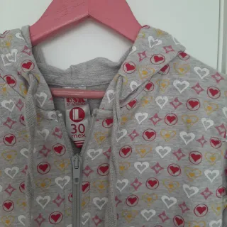 Sudadera gris con cremallera y corazones
