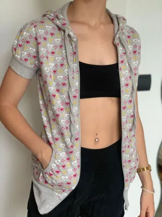 Sudadera gris con cremallera y corazones