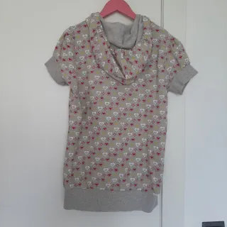 Sudadera gris con cremallera y corazones