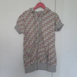 Sudadera gris con cremallera y corazones