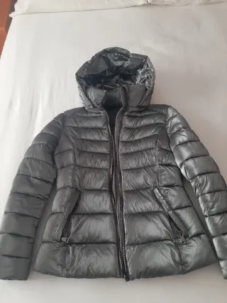 Cazadora plateada con capucha