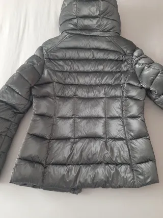 Cazadora plateada con capucha