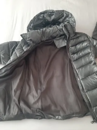 Cazadora plateada con capucha