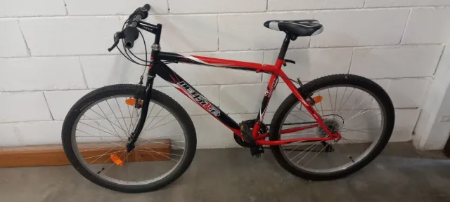 2 Bici Mountain Bike Rosse e Nere