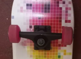 Tabla de skate con diseño pixelado