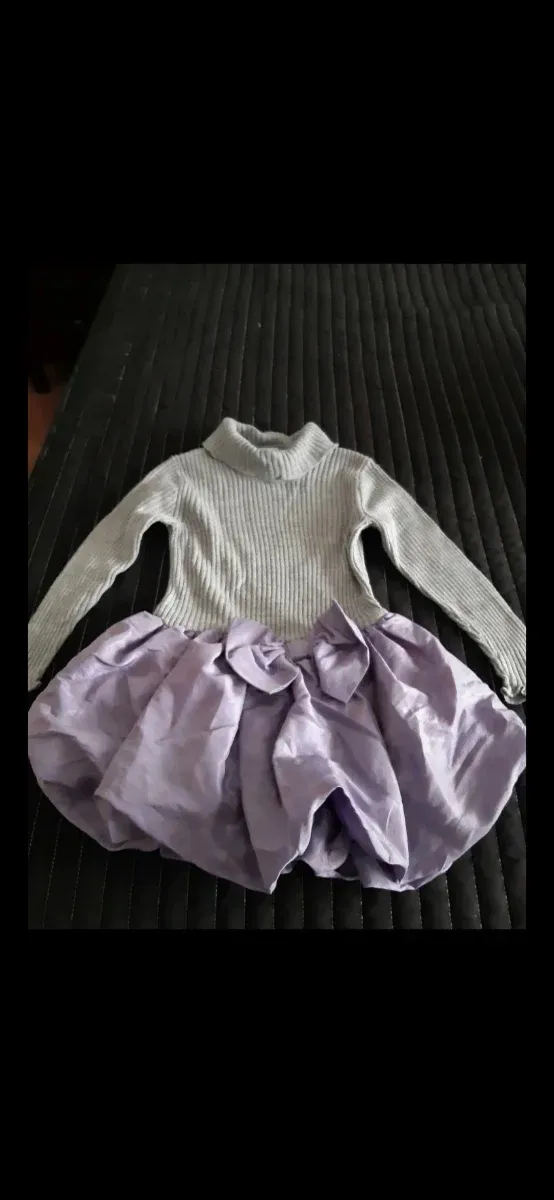 Abito per bambina con collo alto e gonna voluminosa