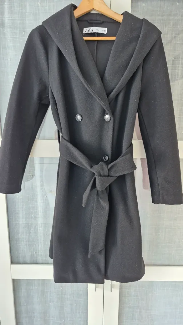 Abrigo Zara con capucha negro