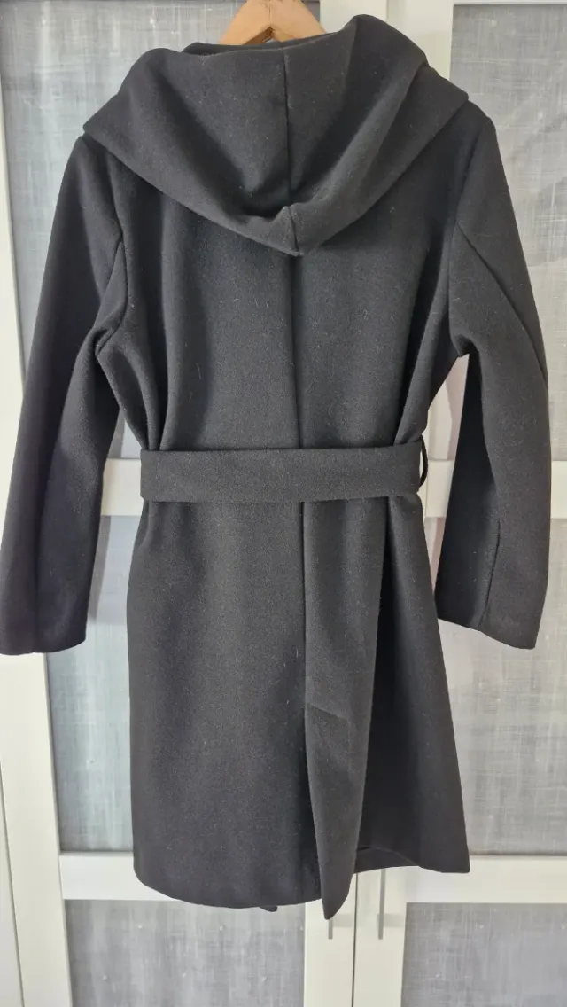 Abrigo Zara con capucha negro