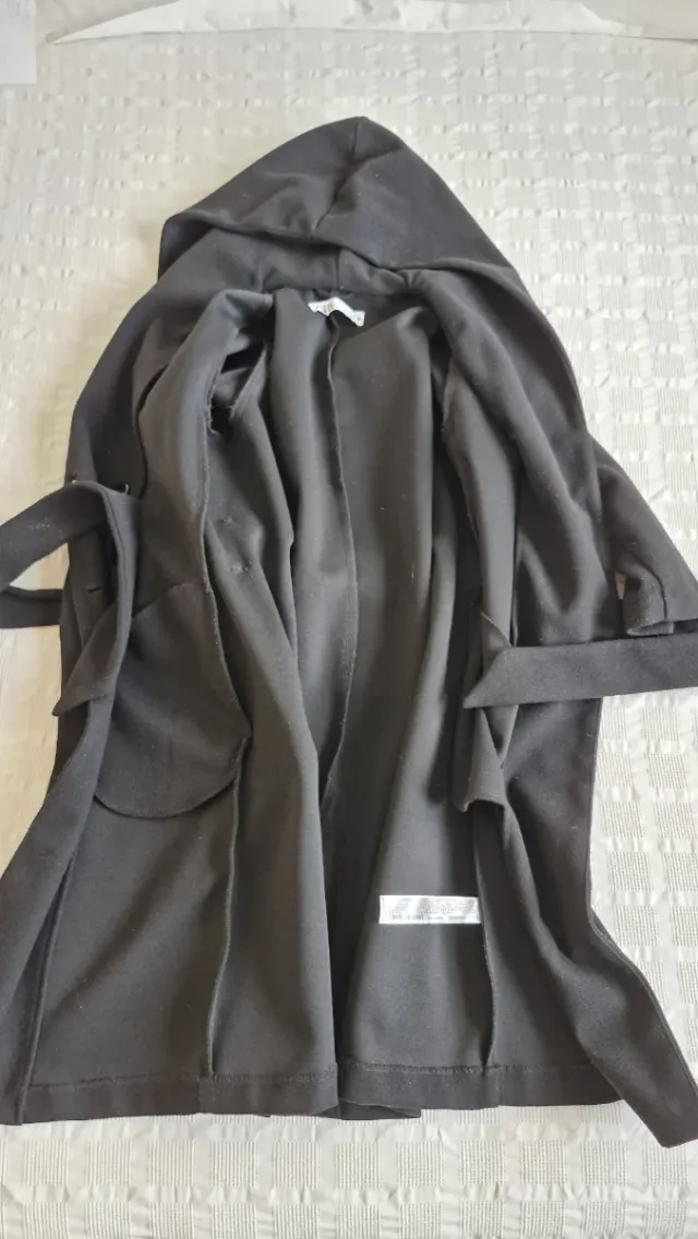 Abrigo Zara con capucha negro