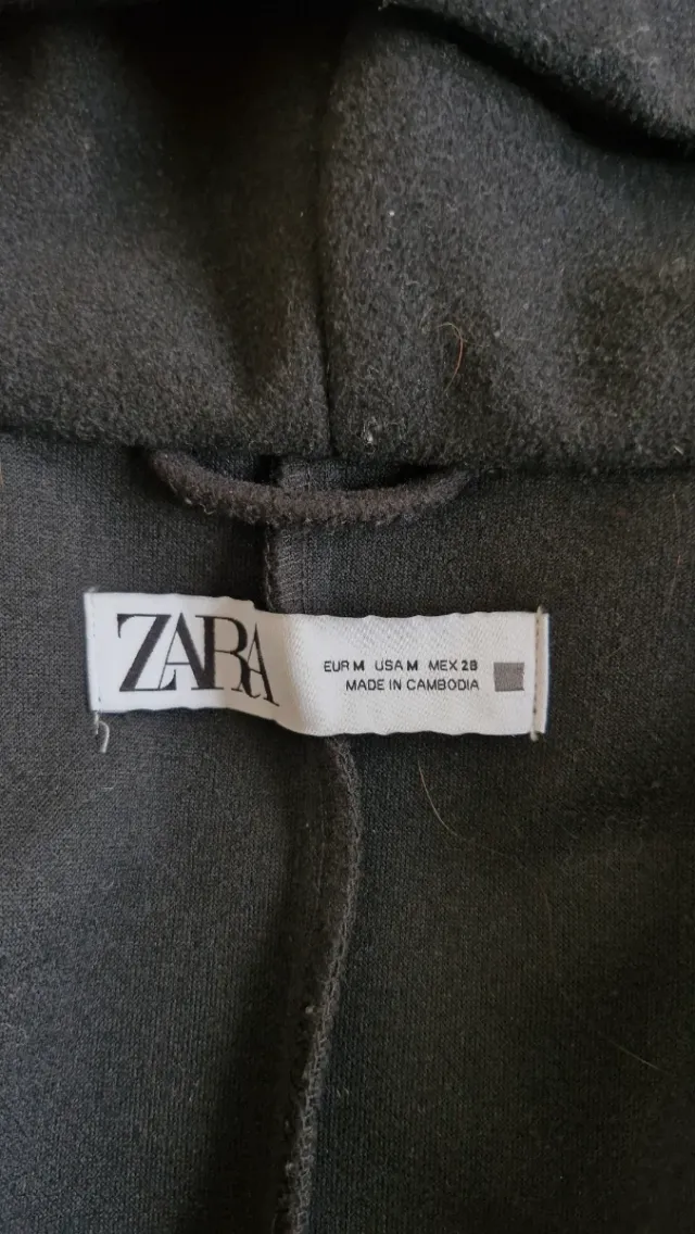 Abrigo Zara con capucha negro