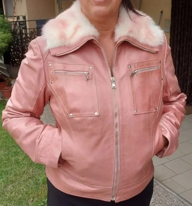 Giacca rosa con pelliccia.