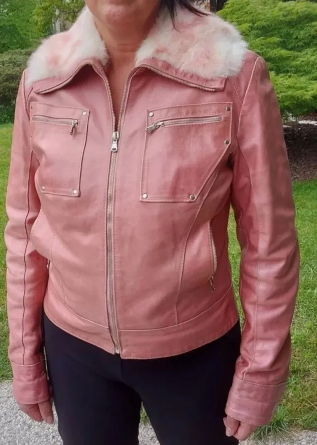 Giacca rosa con pelliccia.